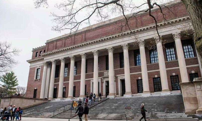 Demanda Harvard a Trump por veto a estudiantes extranjeros