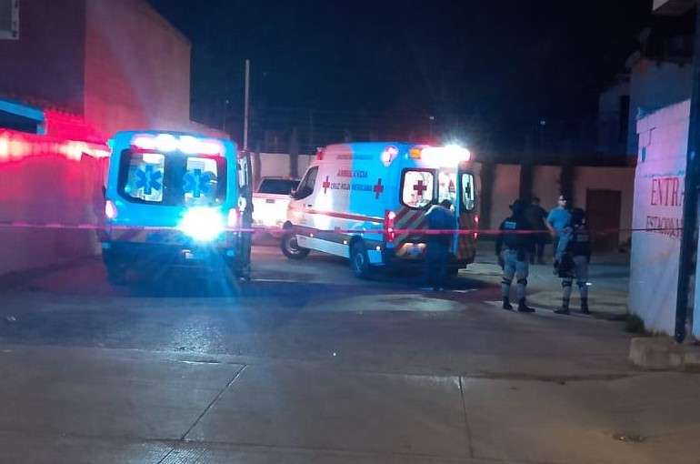 Balean a dos afuera de un bar en la colonia Azteca