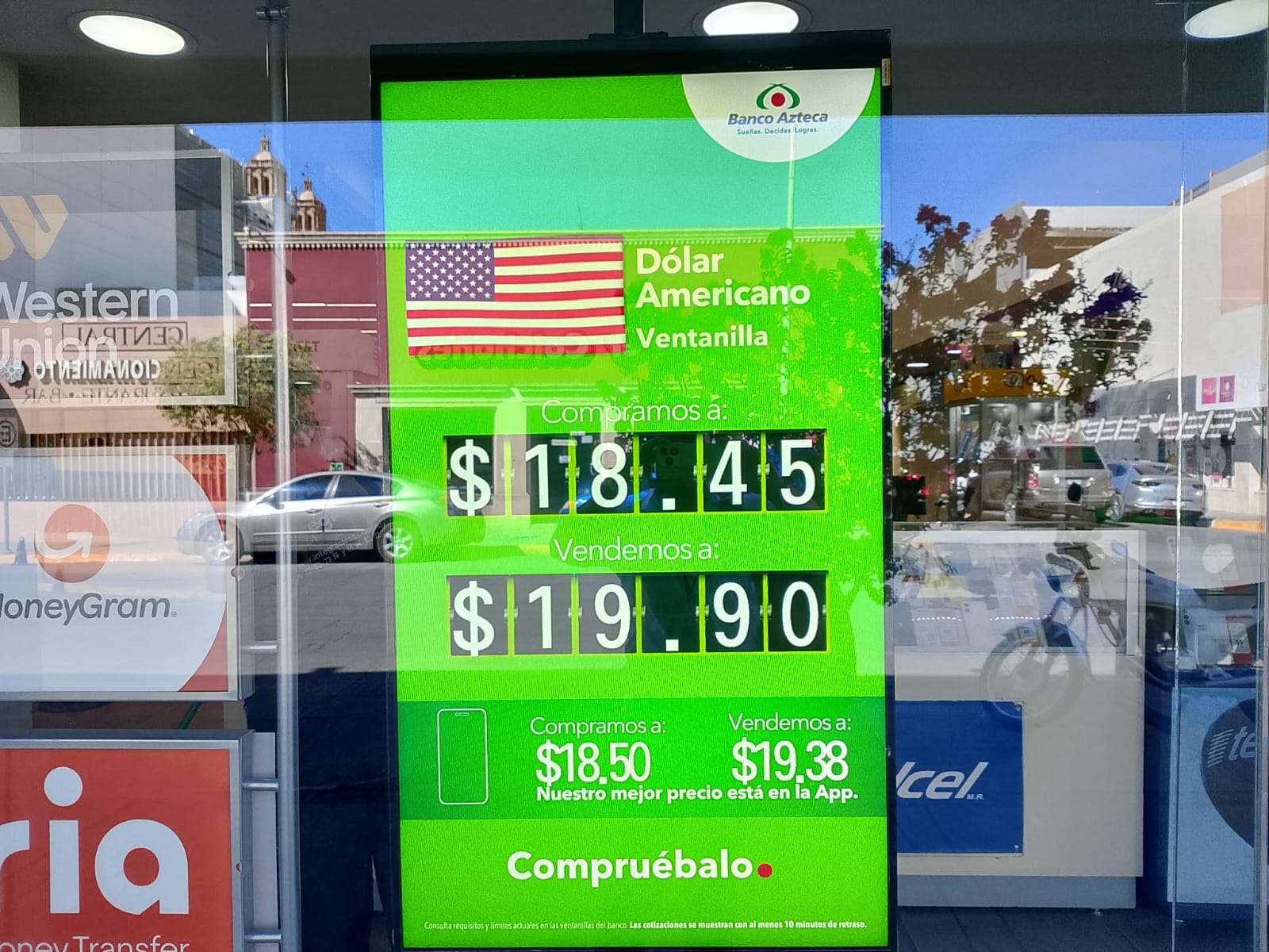 Baja dólar a $19.90 este lunes
