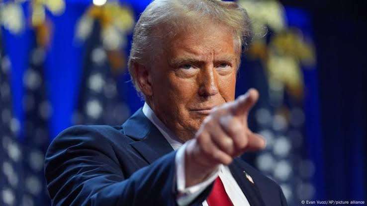 Suspende Trump trámites de visa para estudiantes extranjeros