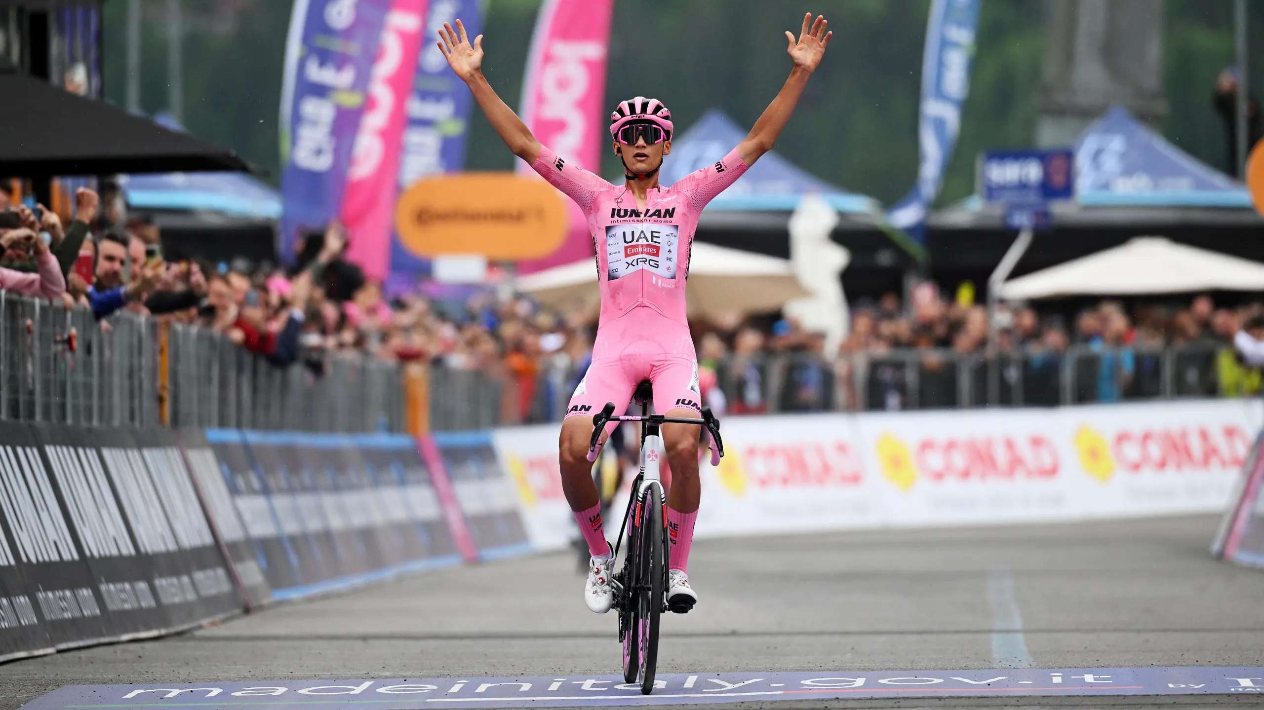 Triunfa Isaac del Toro; se mantiene líder del Giro de Italia