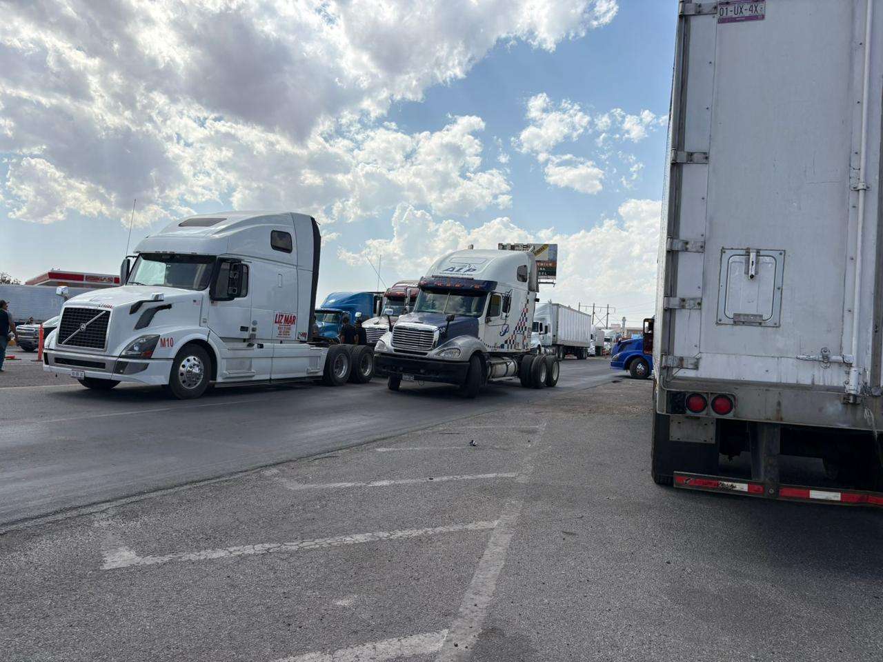 Bloquea Amotac caseta de Sacramento por traileros detenidos