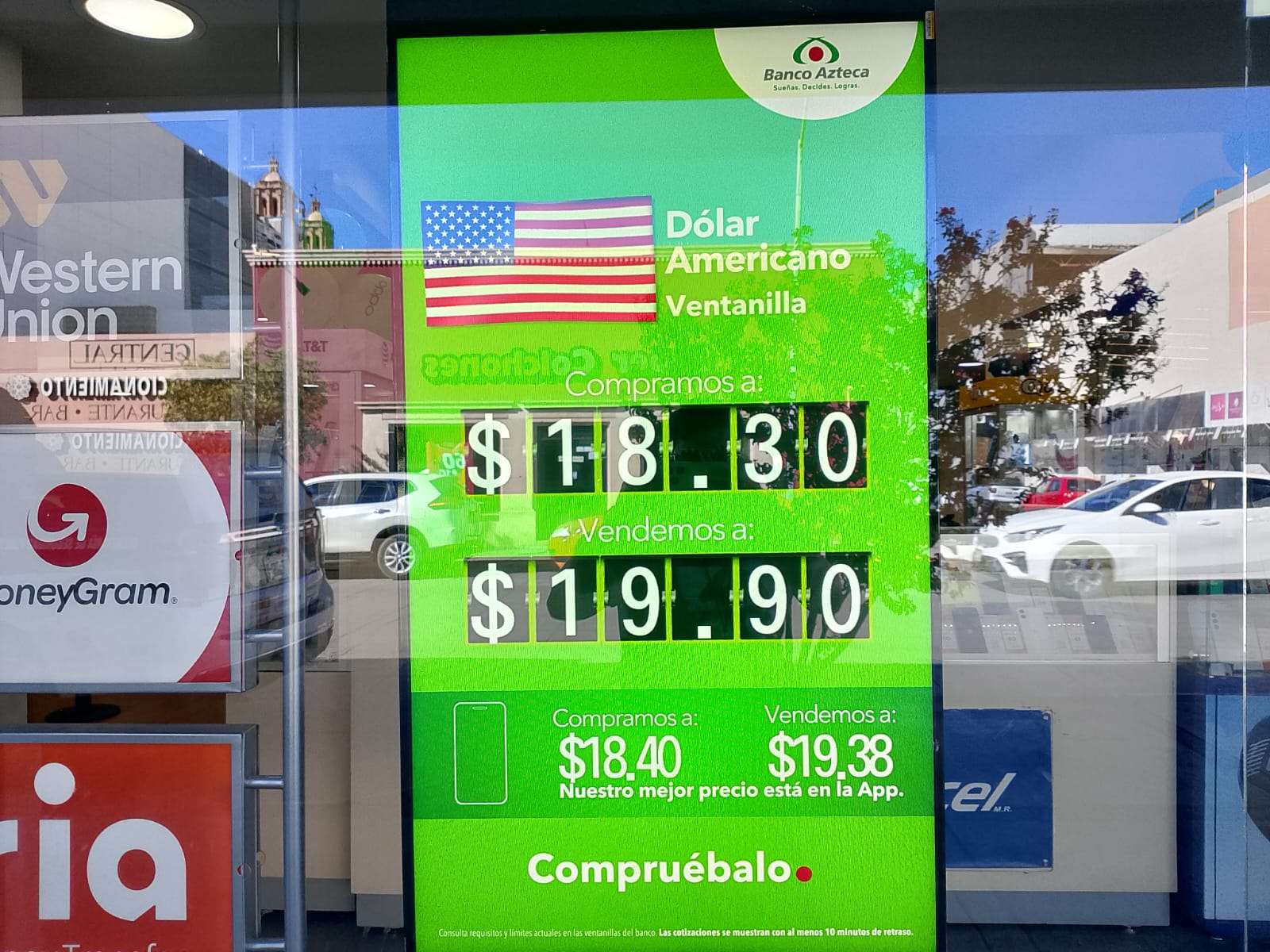 Baja dólar a $19.90 este lunes