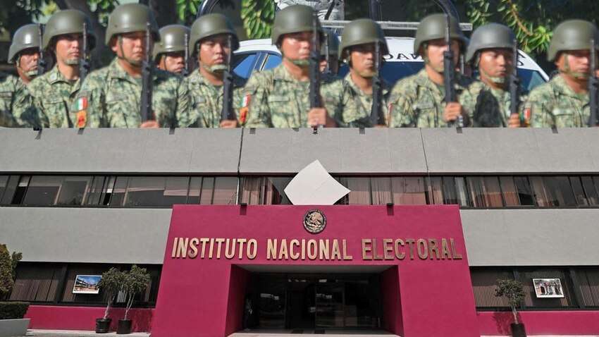 Llegan militares a sesión del INE en plena elección judicial