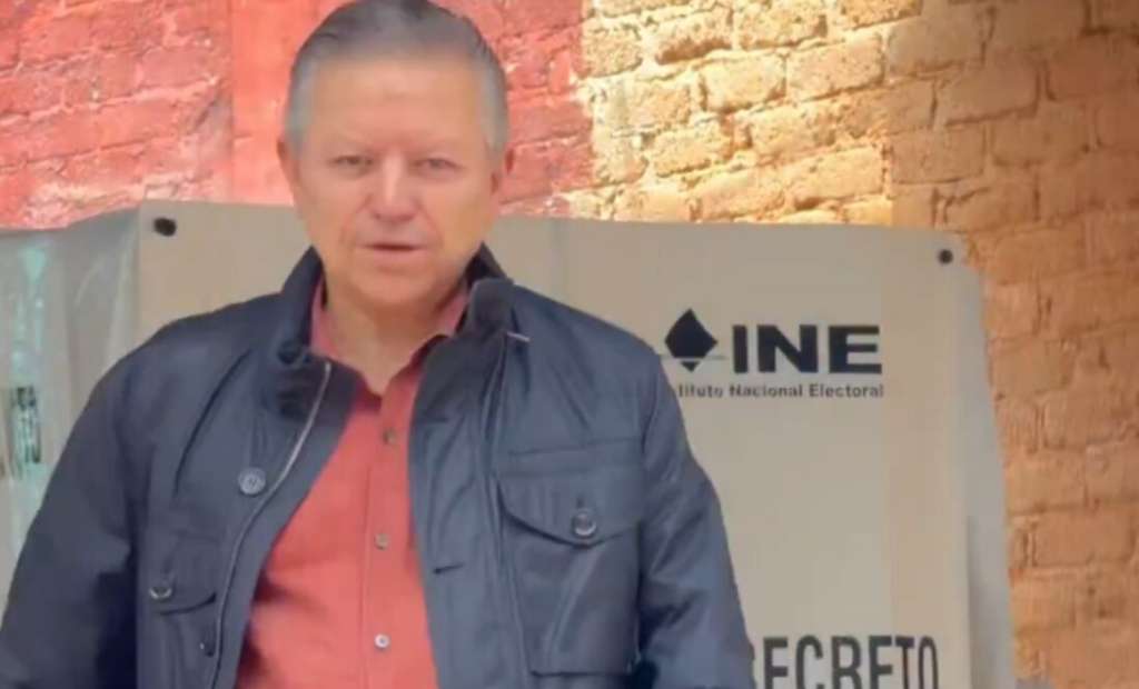 Gracias por destruir división de poderes, traidor: gritan jóvenes a Zaldívar