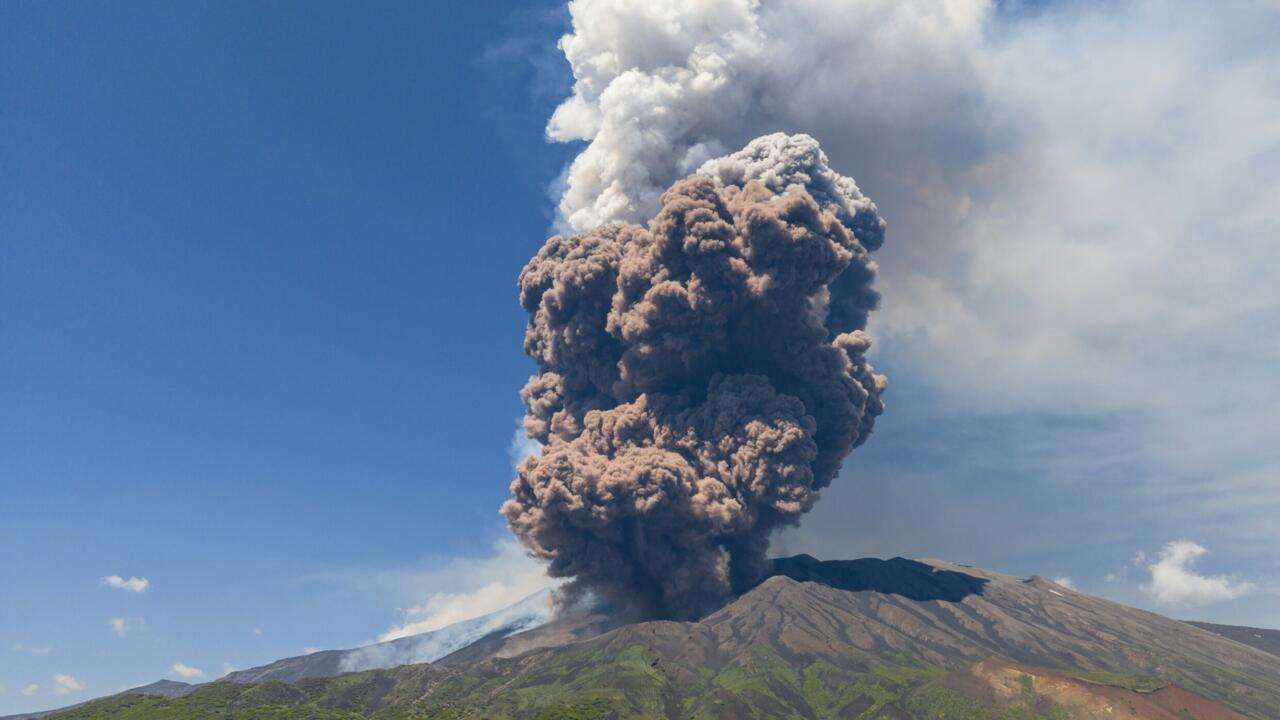Video: Sorprende a turistas erupción del Monte Etna en Italia