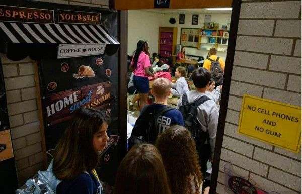 Prohíbe Texas uso de celulares en escuelas públicas