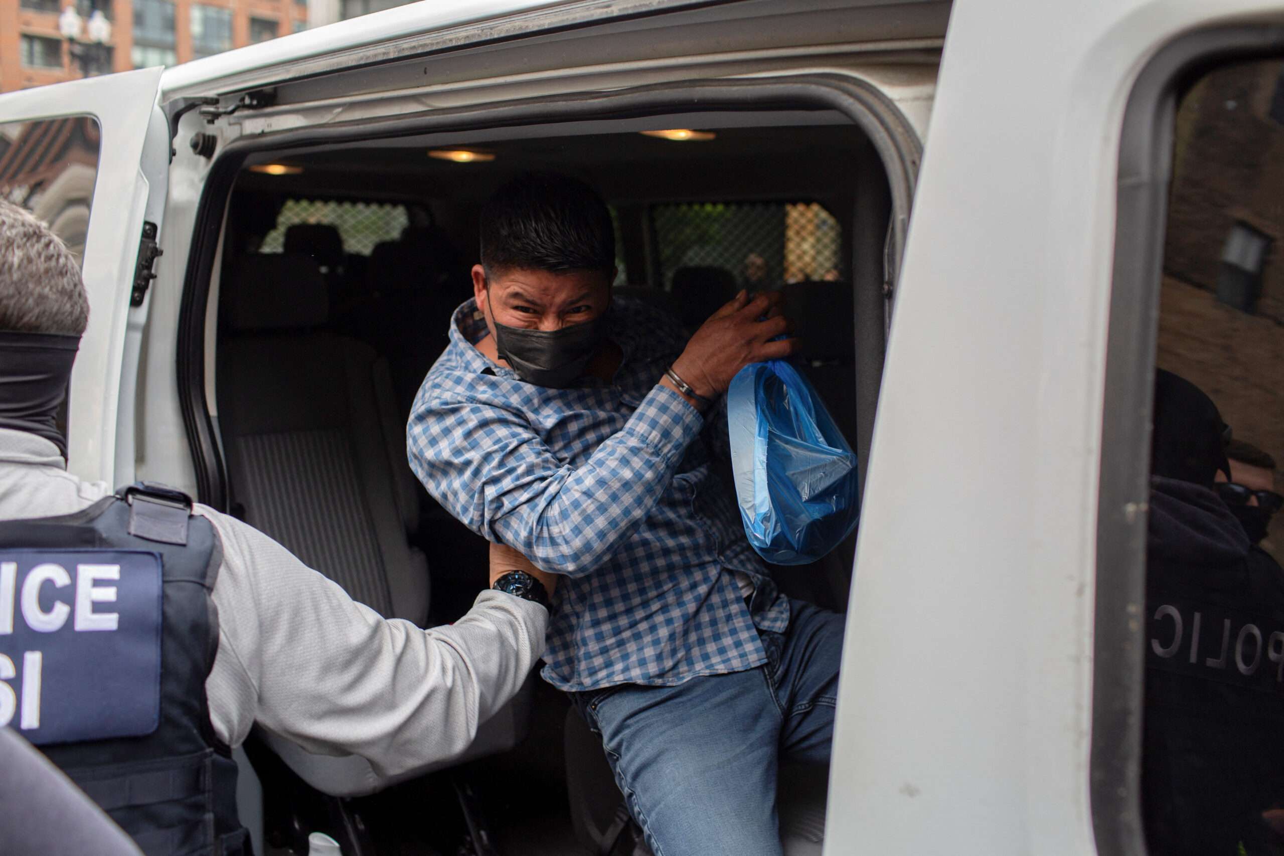 Regresa a EU guatemalteco deportado por equivocación