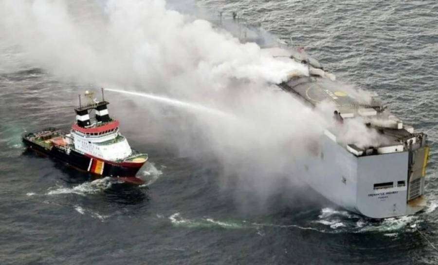 Se incendia barco con 3 mil autos a bordo en el Pacífico; venía de China a México