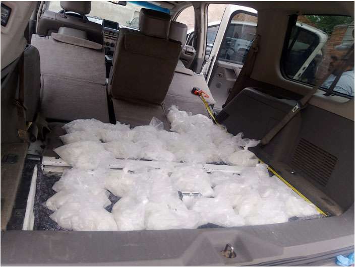 Caen con 25 kilos de cristal en compartimiento oculto de camioneta