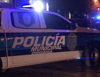 Se fractura policía una pierna durante detención