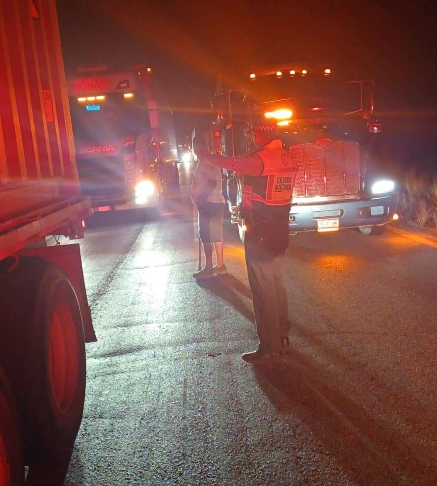 Por volcadura de pipa con gasolina cerraron la carretera a Juárez