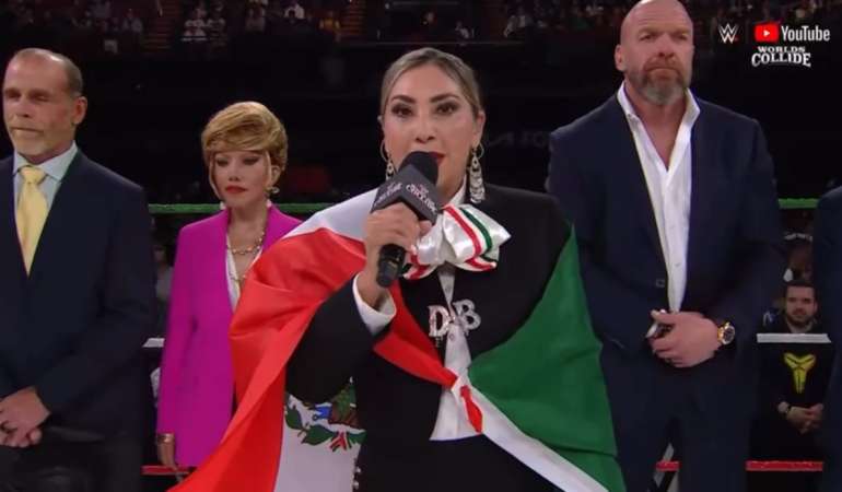 Video: Se equivoca Deyra Barrera al cantar el Himno en Worlds Collide