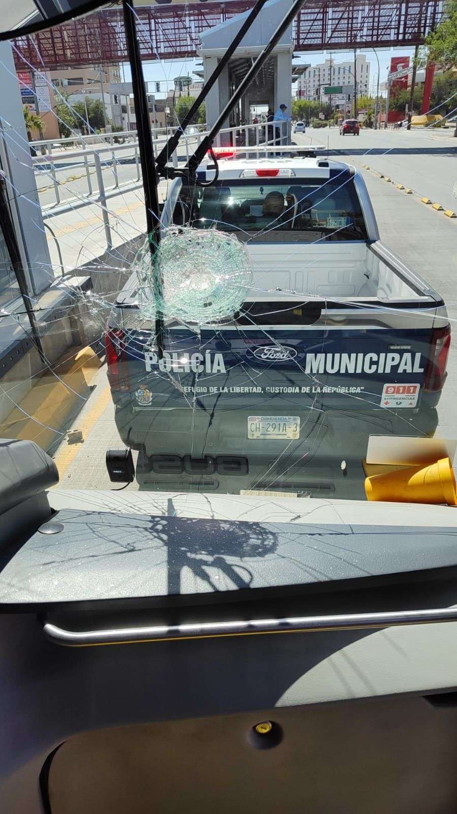 Agrede usuario a chofer del JuárezBus y causa daños a unidad