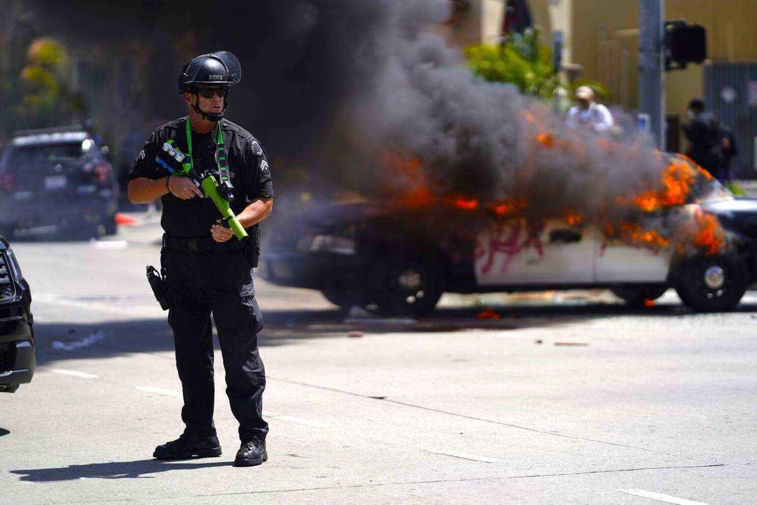 Imponen toque de queda en Los Ángeles por protestas migrantes