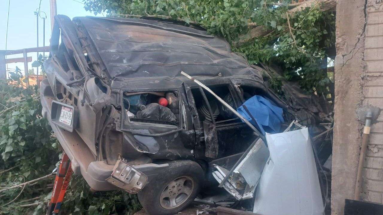 Fallece una joven al chocar camioneta contra casa en Madera