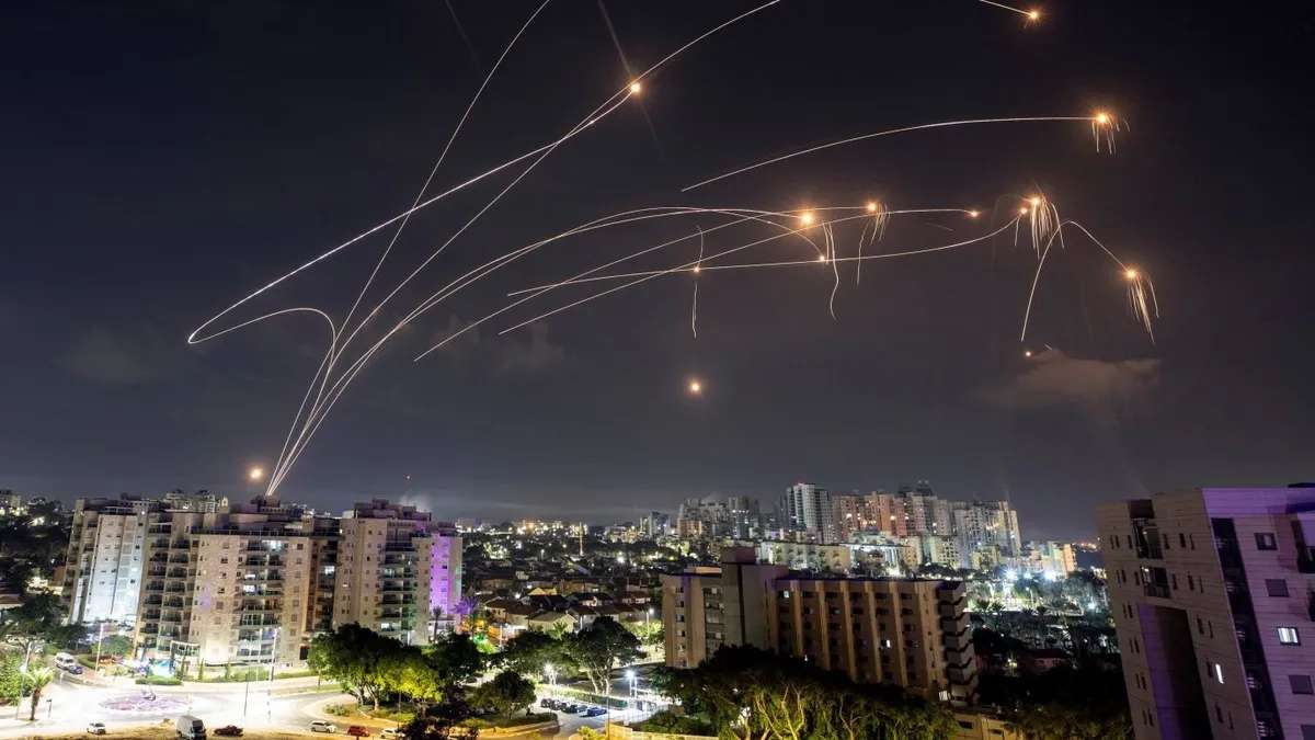 Lanza Israel ataque a Irán y prevé represalia inminente