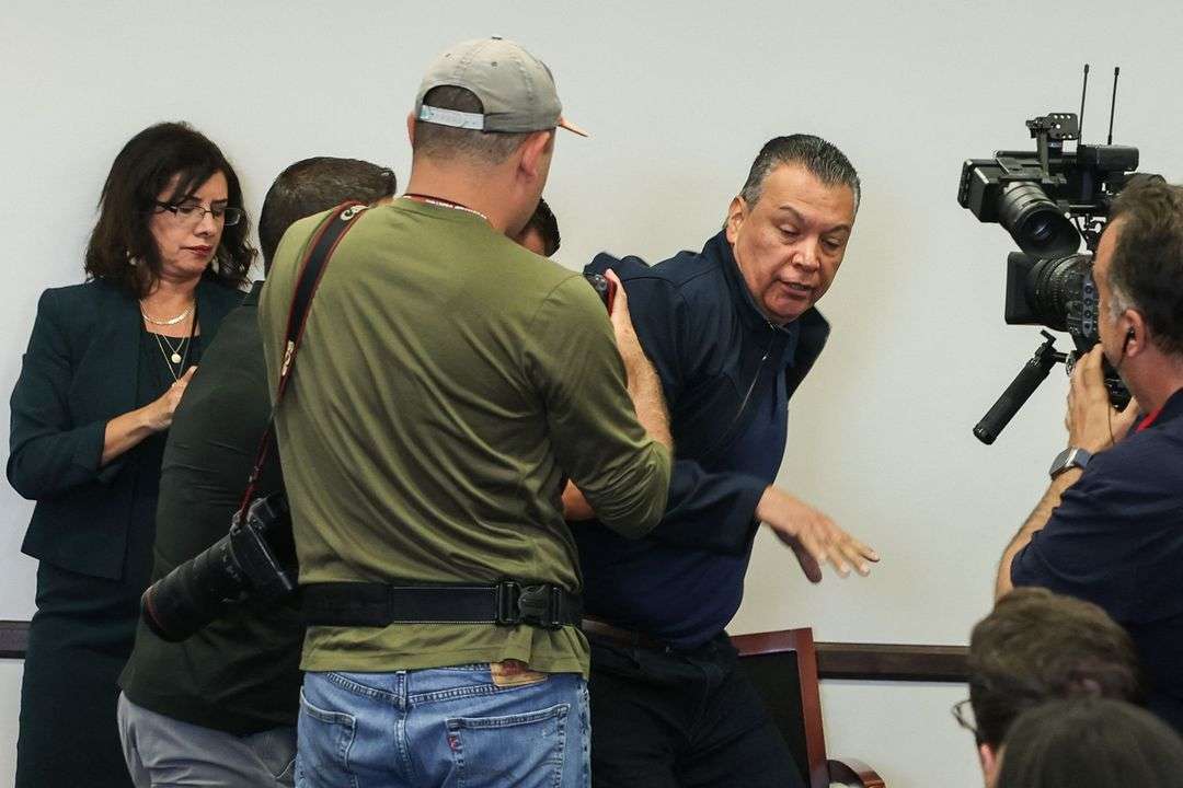 Expulsan al senador Alex Padilla durante conferencia de prensa de Kristi Noem