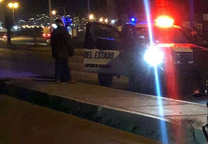 Muere motociclista al chocar con un poste