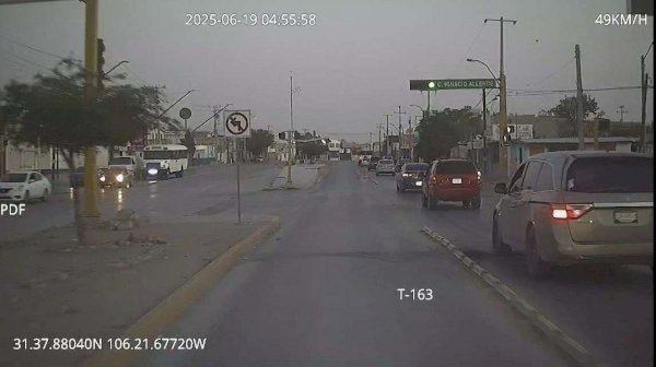 Choca camioneta contra unidad del JuárezBus y se da a la fuga | La ...