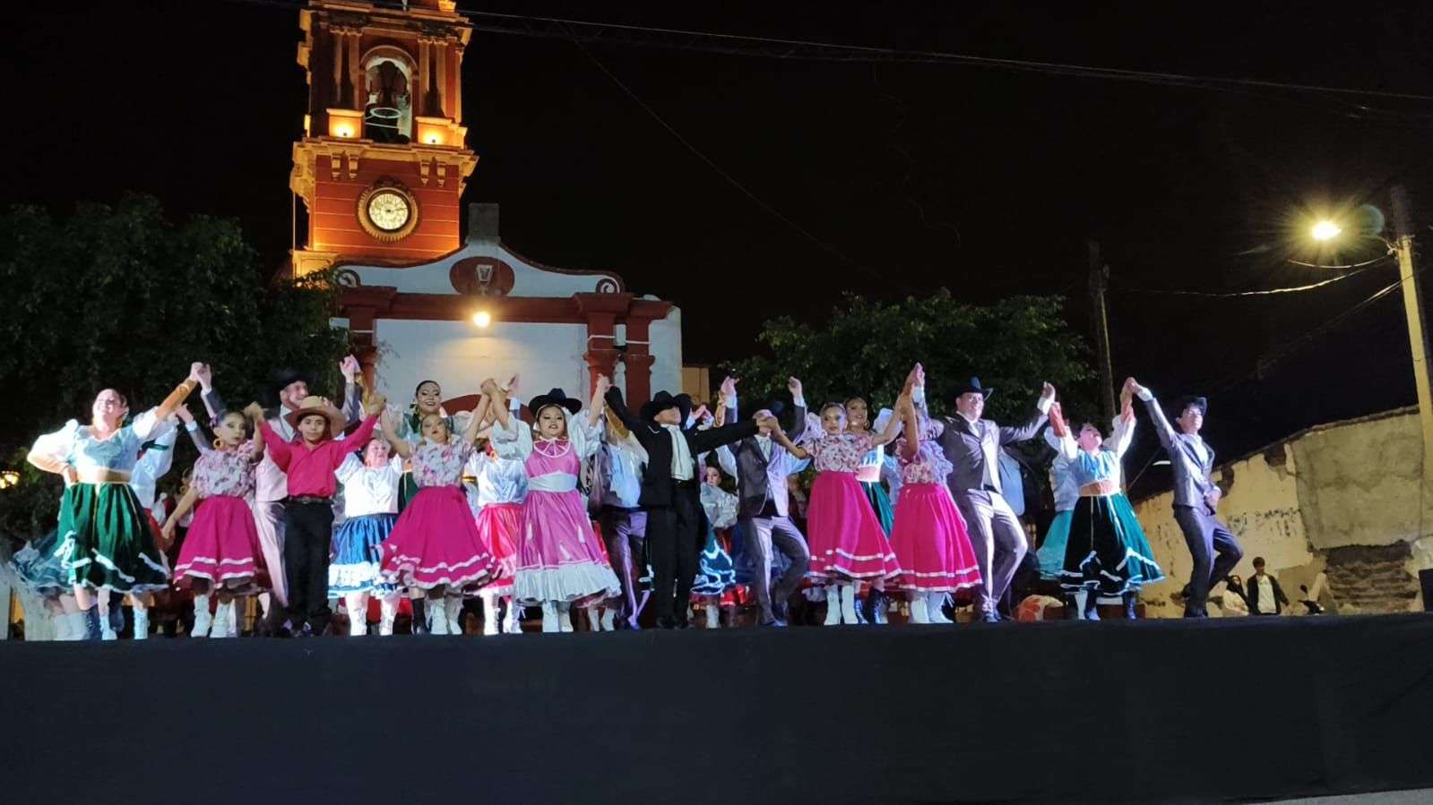 Lucen bailarines de Delicias en Encuentro Nacional de Danza