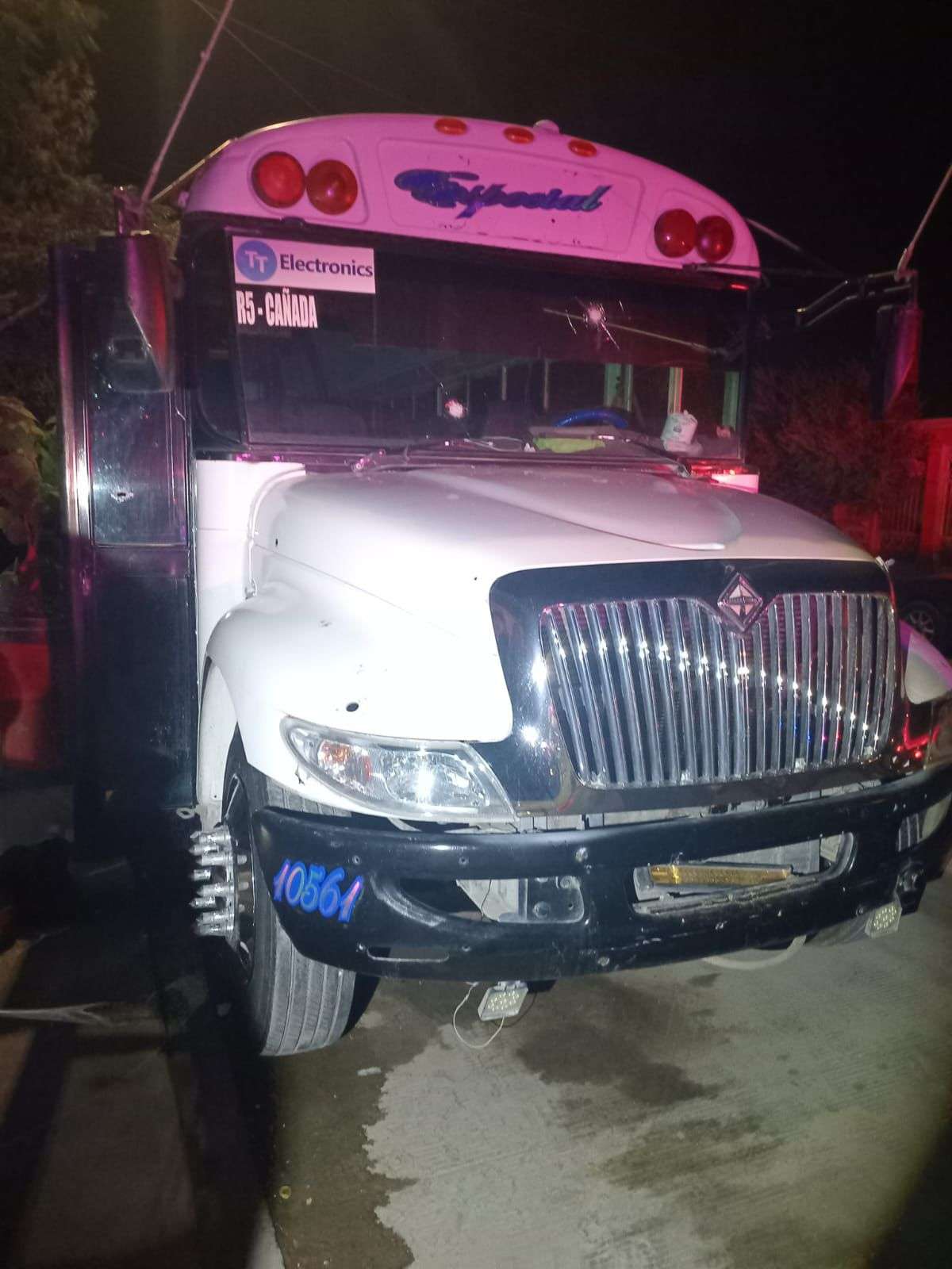 Ejecutan a 2 mientras tomaban cerveza en camión maquilero