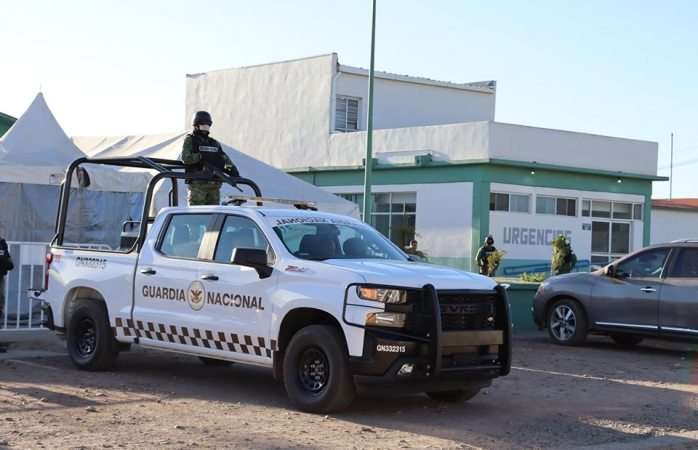 Abandonan un muerto afuera del Imss en Guachochi