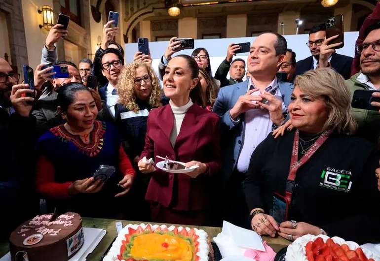 Celebra Sheinbaum cumpleaños 63 con pastel en Palacio Nacional