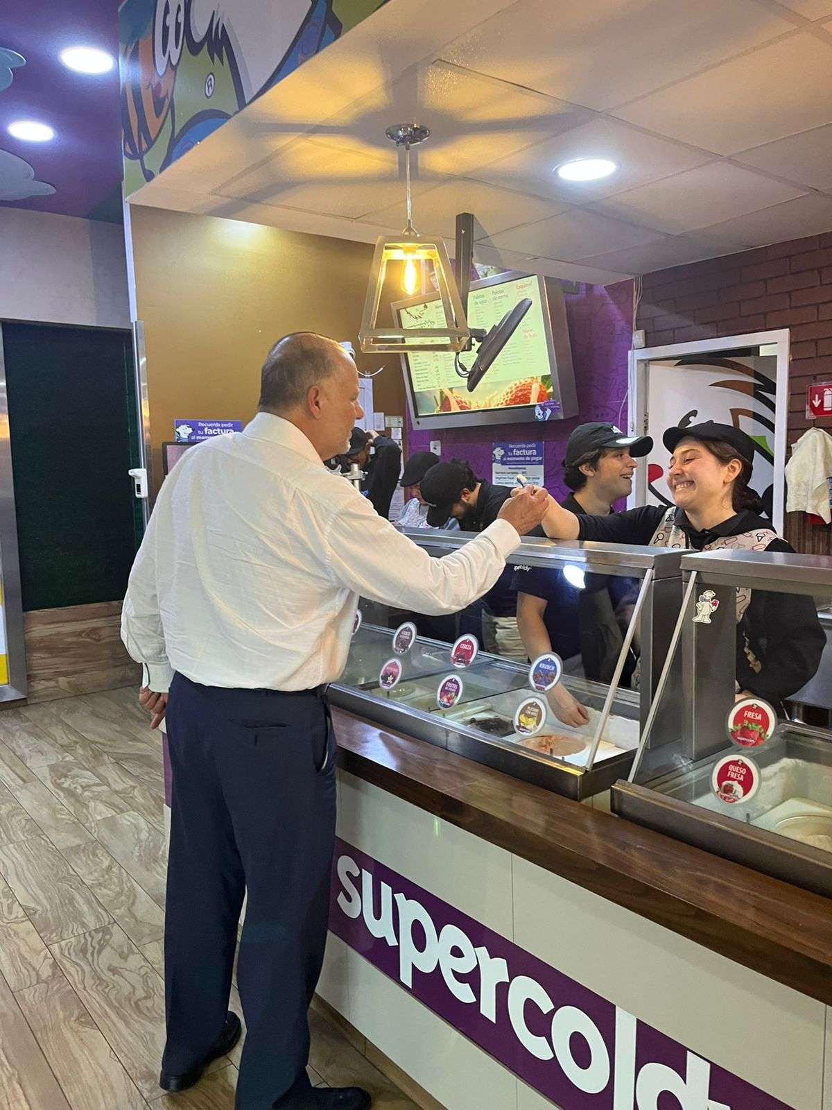 Festeja Duarte con un helado por resolución a su favor