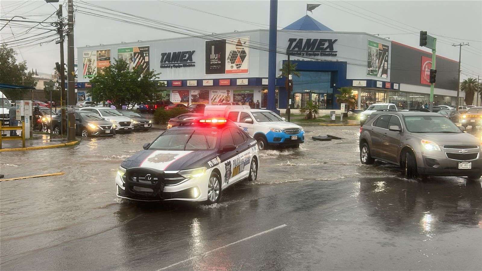 Piden evitar 10 vialidades en la ciudad por inundaciones