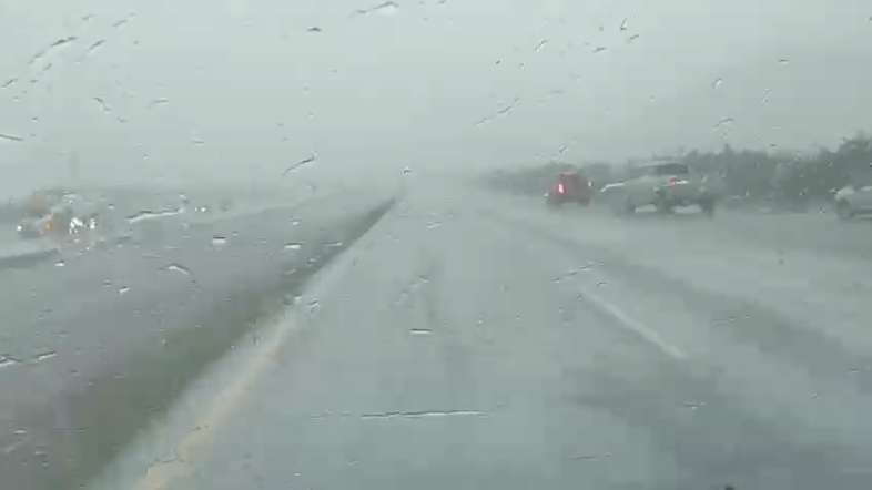 Cae fuerte aguacero en la carretera de Chihuahua a Juárez