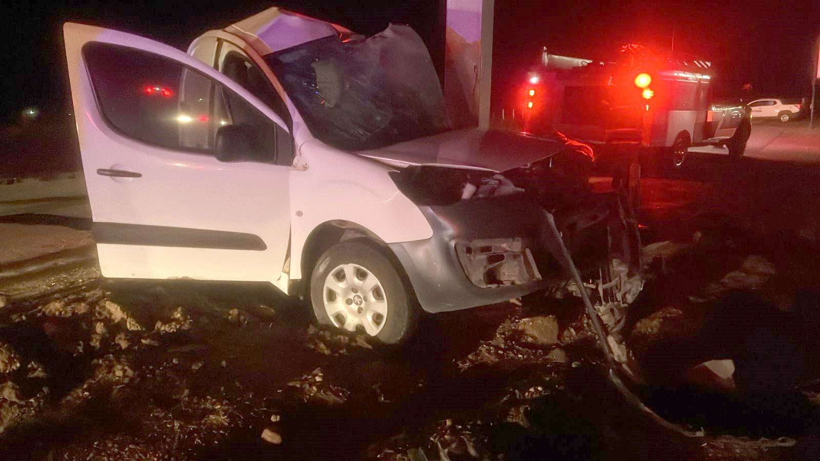 Muere uno al chocar camioneta con poste en Cuauhtémoc