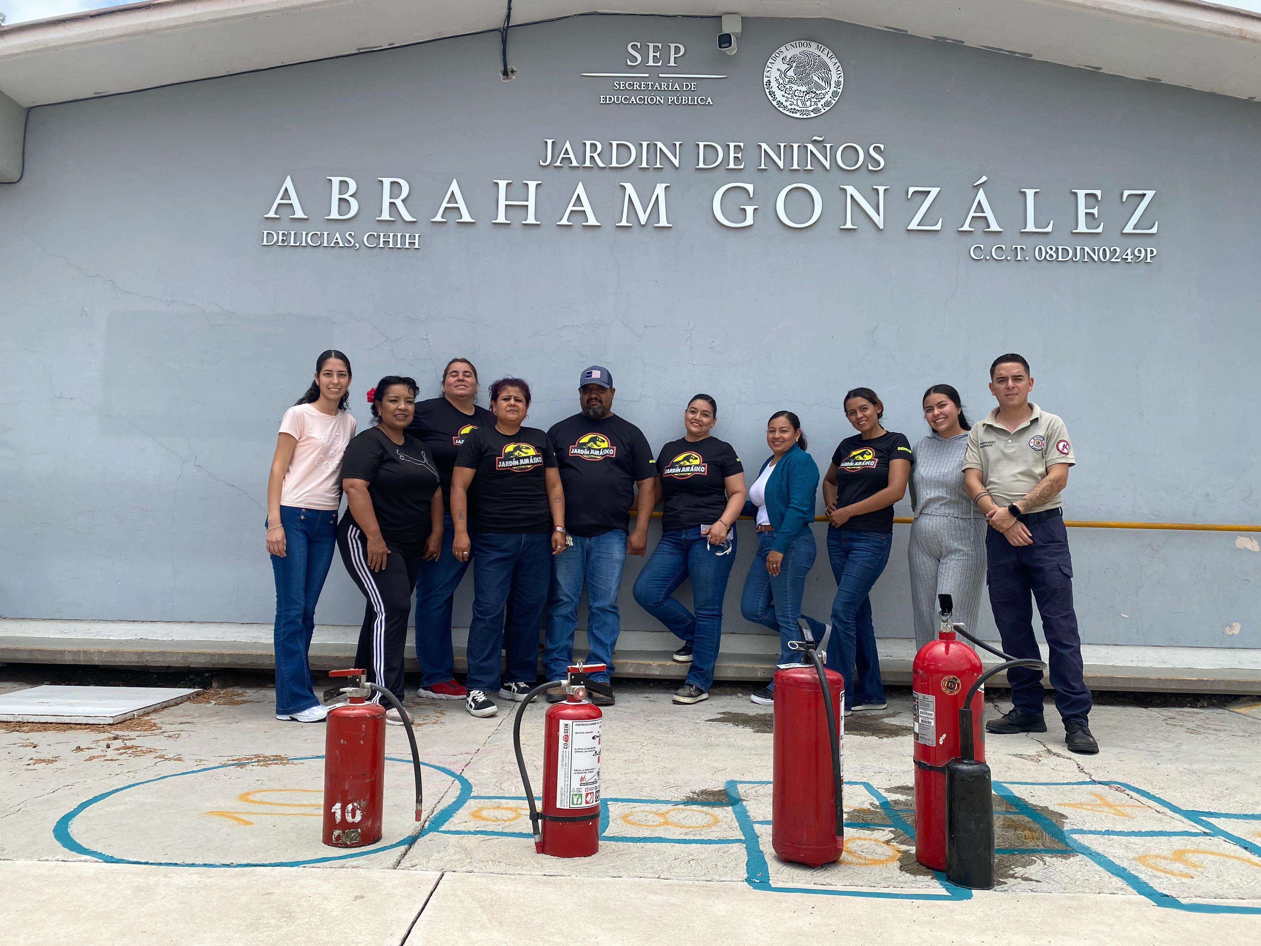 Capacitan a docentes del preescolar en manejo de extintores