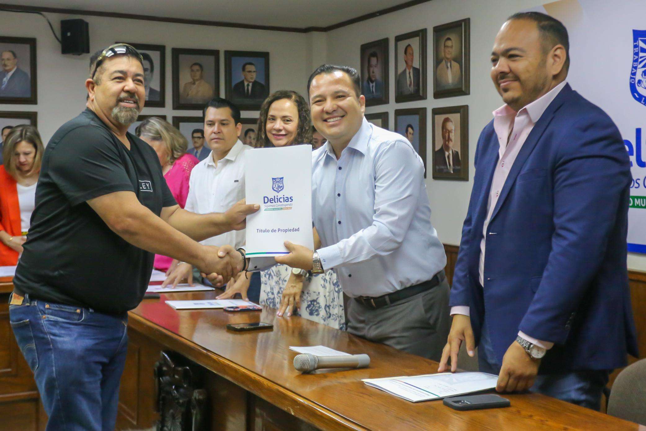 Entrega Valenciano títulos de propiedad a 20 familias