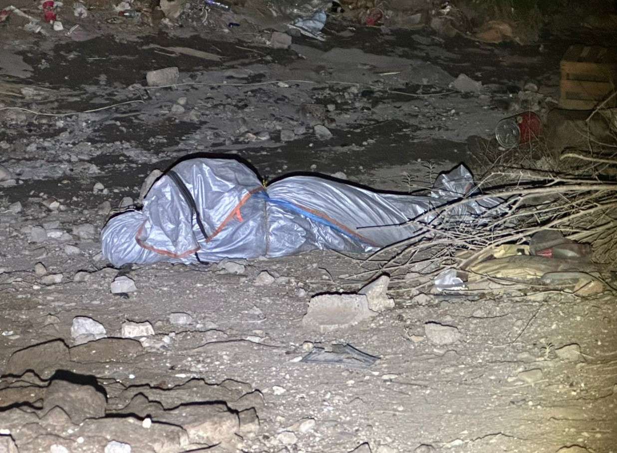 Hallan cuerpo envuelto en una lona en la colonia Solidaridad