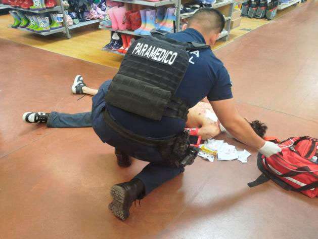 Se refugia acuchillado en Walmart de Cuauhtémoc
