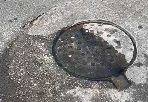 Se quejan por fuga de agua en alcantarilla del centro