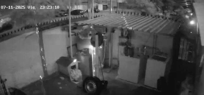 Impacta rayo en el patio de una casa al sur de la ciudad