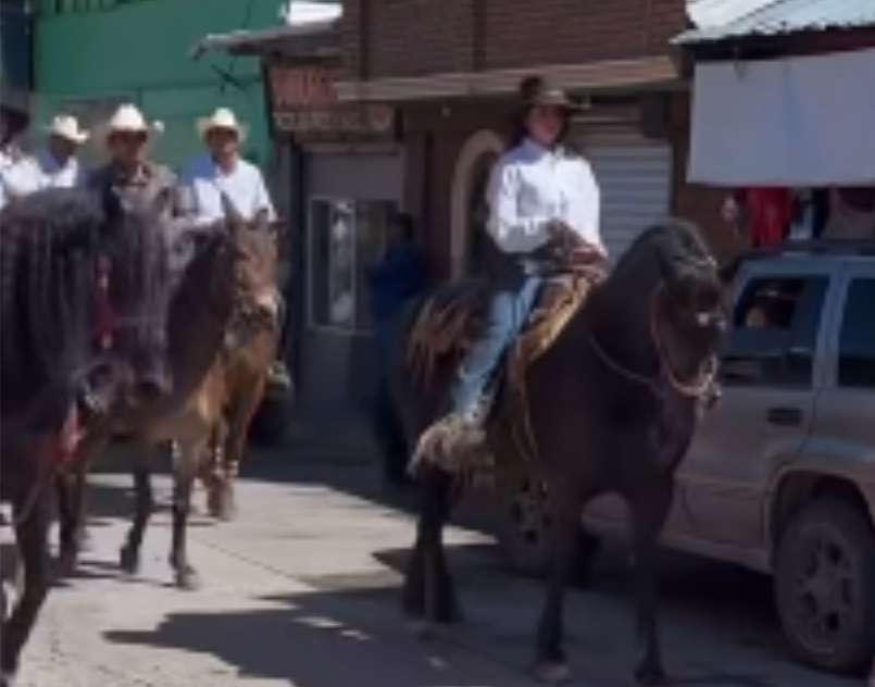 Blinda pelotón de la GN a alcaldesa de Guadalupe y Calvo en cabalgata