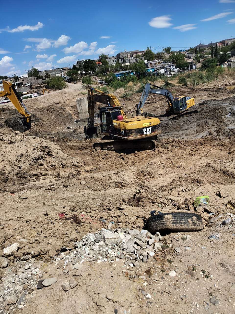 Continúa retirando tierra de arrastre de calles en colonia Plutarco Elías Calles