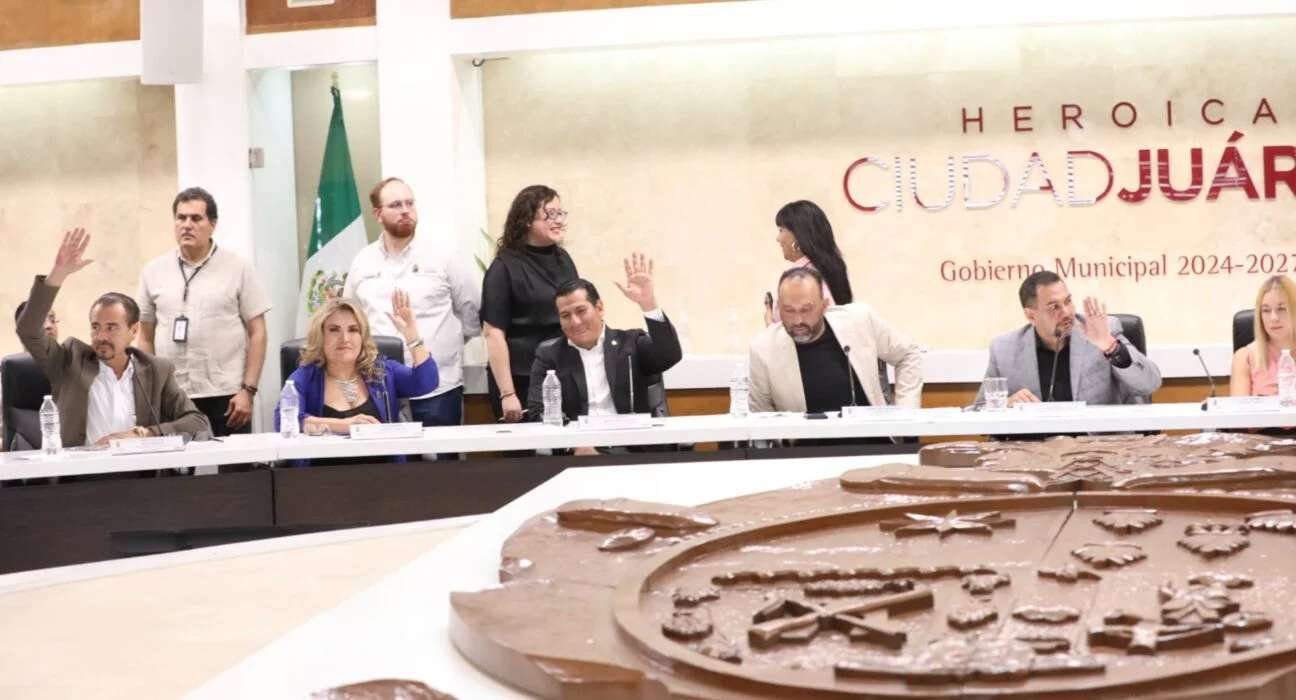 Cede Cabildo camellón a plaza comercial para estacionamiento
