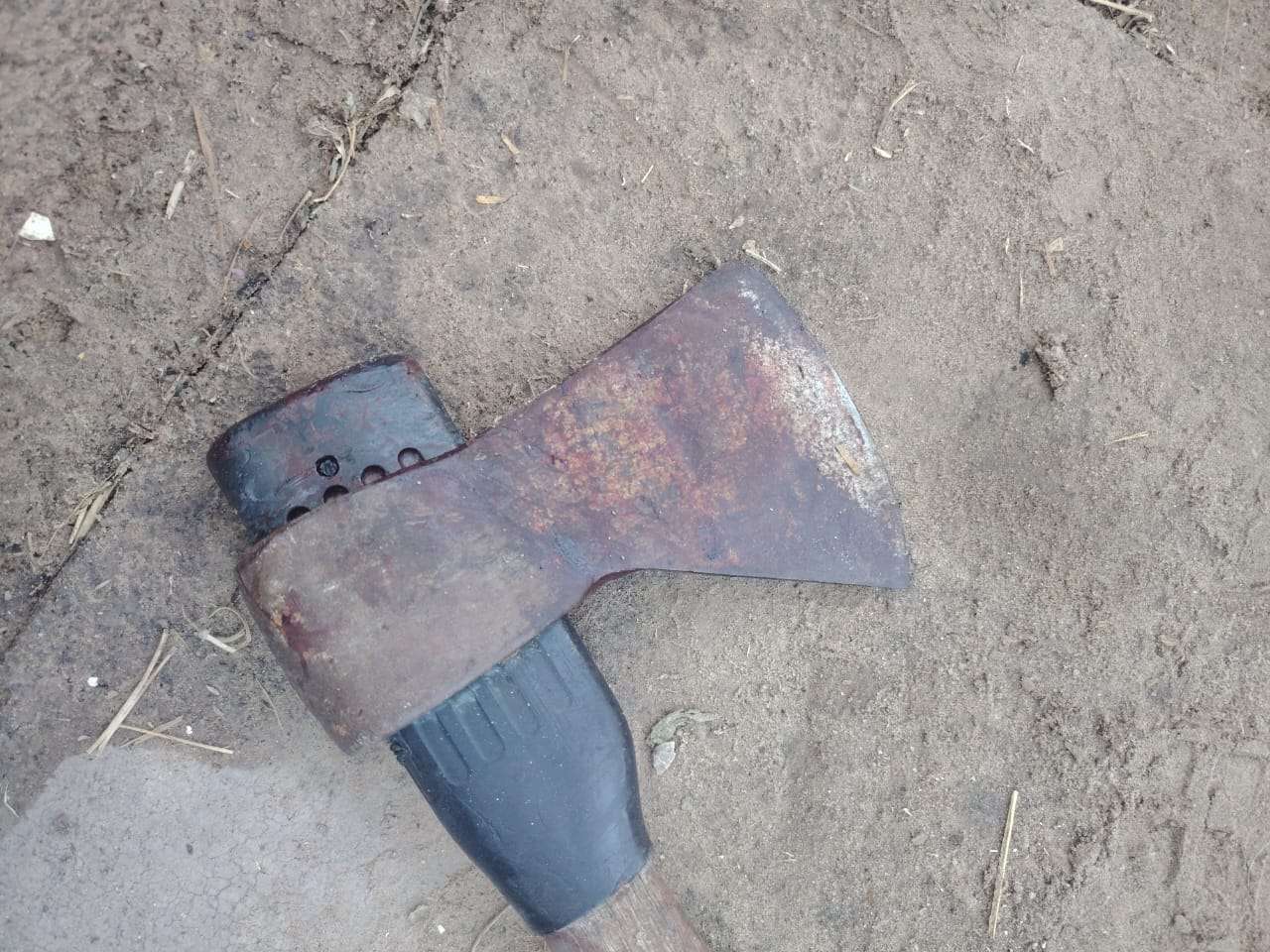 Atacan a hachazos a esposos; él murió