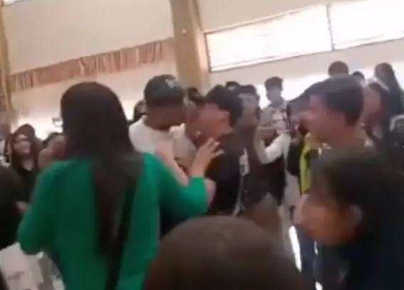 Acusan a presidenta trans de promover concurso de besos de lengua entre alumnos