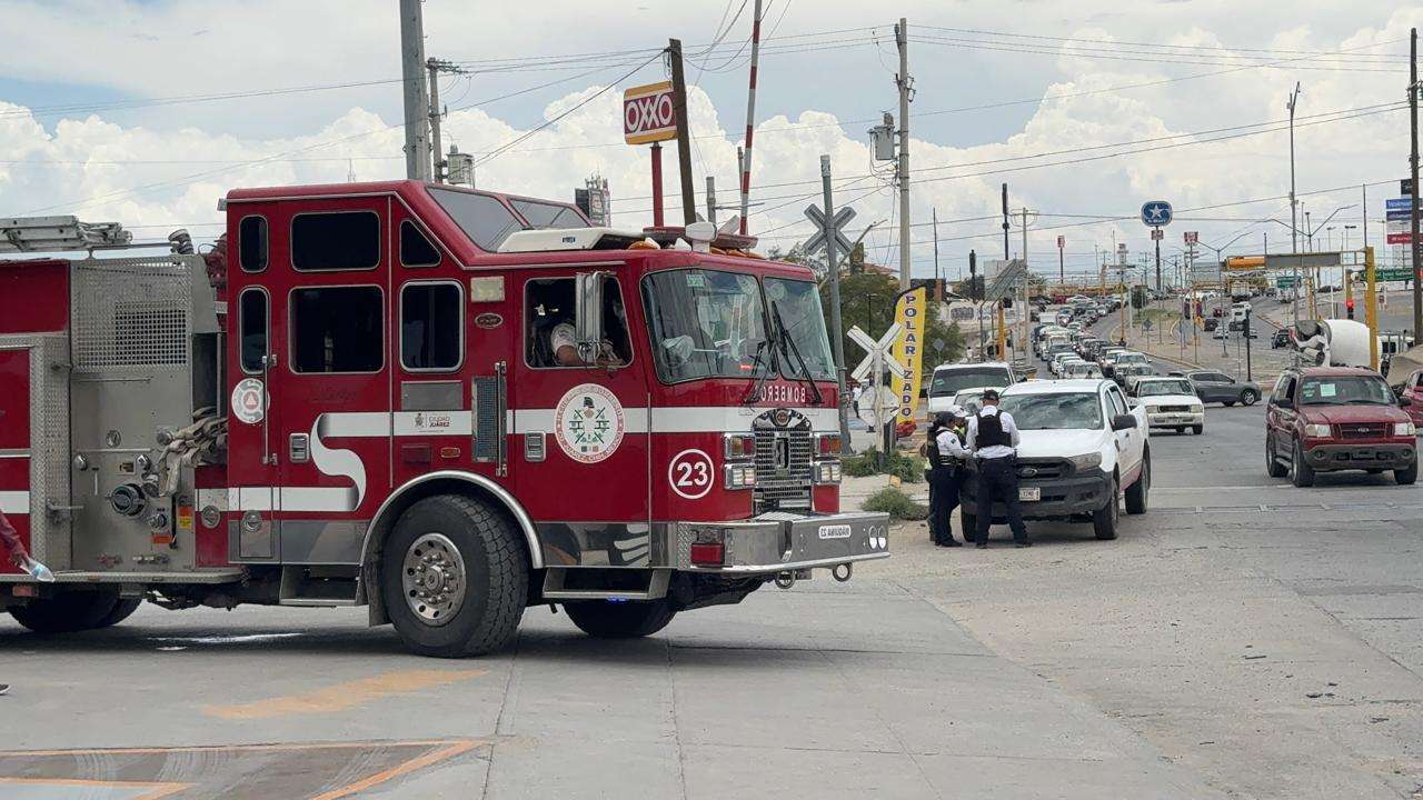 Conductor intenta ganarle el paso al tren y es impactado | La Opción de ...