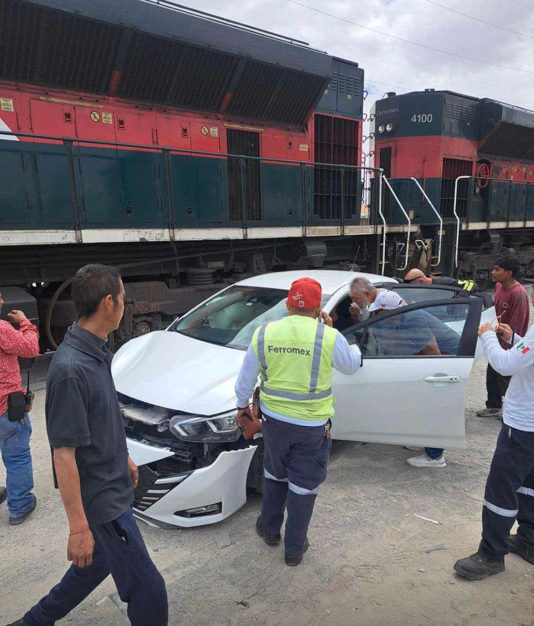 Conductor intenta ganarle el paso al tren y es impactado | La Opción de ...
