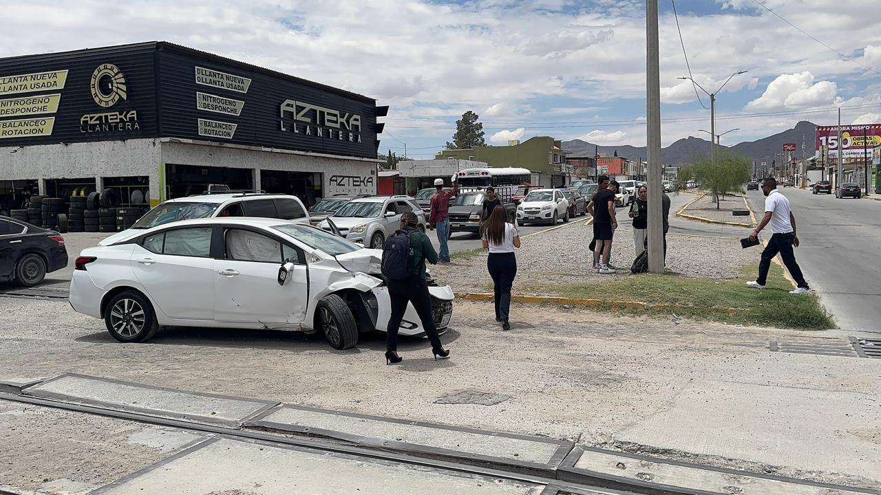 Conductor intenta ganarle el paso al tren y es impactado | La Opción de ...