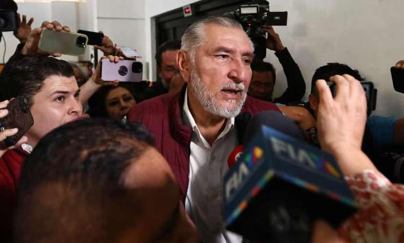 Huye Adán Augusto de reporteros en Consejo Nacional de Morena