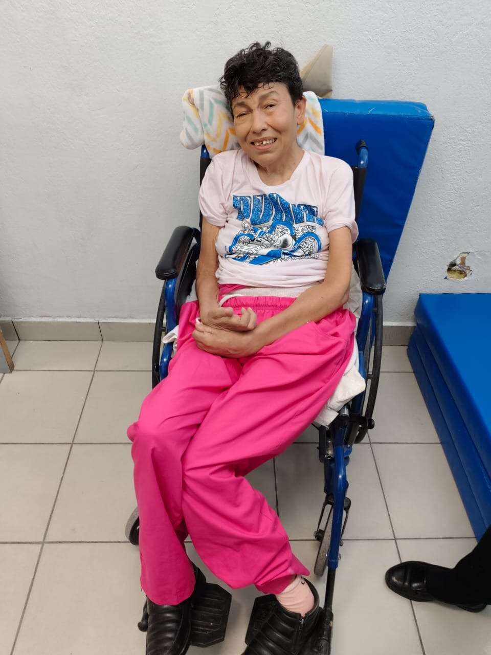 Localizan a mujer de 62 años en plaza comercial; buscan a su familia