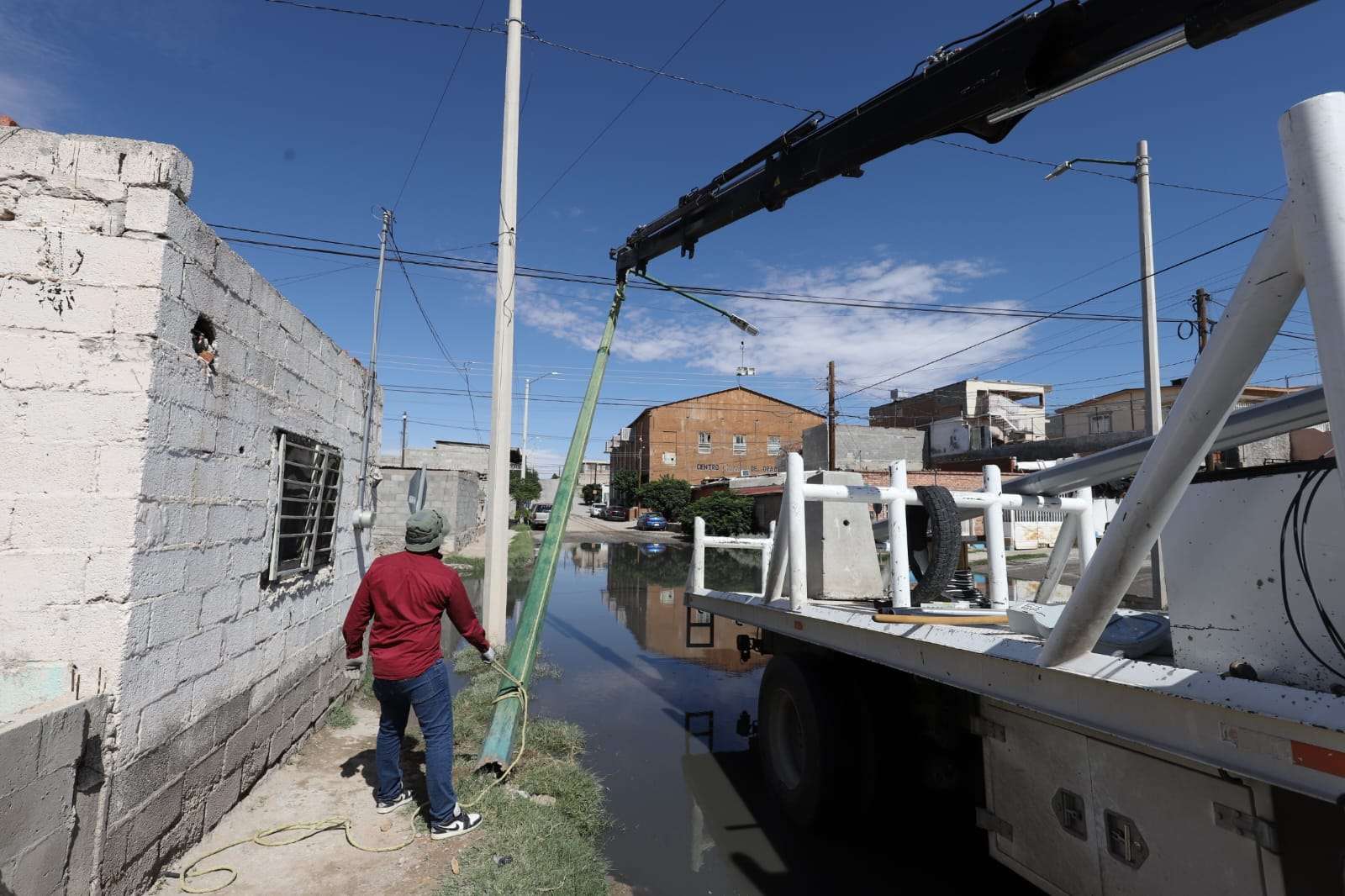 Atienden arbotante caído tras choque en colonia Del Carmen