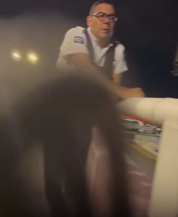 Rescatan agentes viales a hombre que intentaba tirarse de puente de la Clouthier